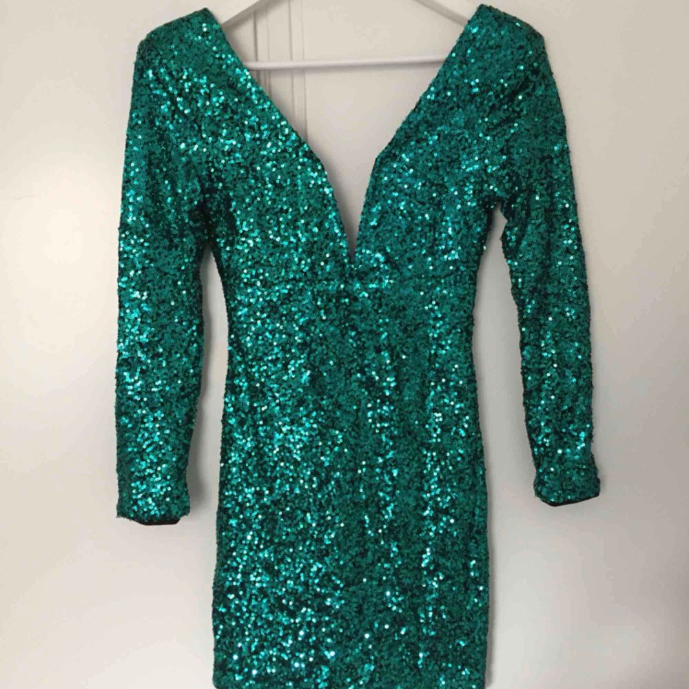 Kort glittrig klänning som är v | Plick Second Hand