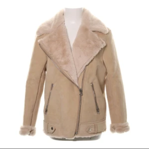  - Söker denna mockajacka från H&M divided i storlek 36 (ev 38 beroende på) så hör gärna av dig om du vill sälja!!!!!!😍👏💕💕