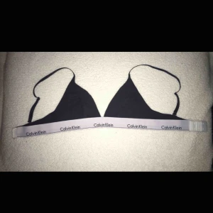  - Väldigt fin Calvin Klein bh! Använd 1-2 gånger så den är som ny 😄  Nypris:349 Mitt pris:160  Köparen står för frakten 