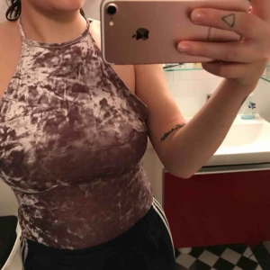  - Skitsnygg body från Nelly.com använd en gång förra nyår säljs pga tyvärr för liten i bysten på mig! Spräcklig sammet 