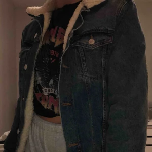  - Fodrad jeansjacka funkar som vinterjacka, använd fåtal gånger förra vintern så den är så gott som ny! Köpt på Nelly (tror jag) för 500kr Kan mötas upp och ev frakta men då står du för sånt 💓 pris kan diskuteras för vill bli av med den