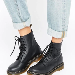  - Säljer mina fina dr martens skor. Använt dom 2 ggr. Inte min stil direkt. Bjuder på frakten! Kan skicka fler bilder vid intresse. Hör av er vid frågor:) nypris:1700 om jag mins rätt.. pris kan diskuteras! 