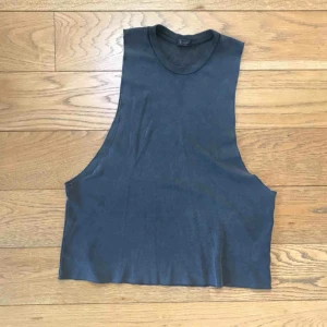  - Ärmlöst kort linne från Brandy Melville. Lite tungt lent tjockt stretchigt tyg. Obs allt mitt ska bort pga flytt, mängdrabatt!