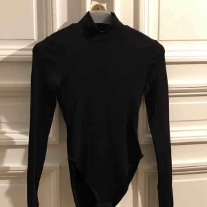  - Svart body med halvpolo