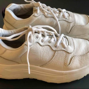  - Använda Eytys sneakers 