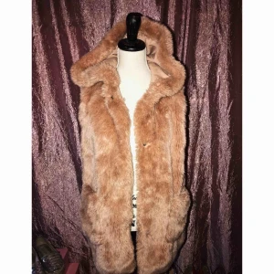  - Fuskpälsväst från Zara kids, strl 13-14 år (passar mig som har S). Jätte gosig och fluffig!