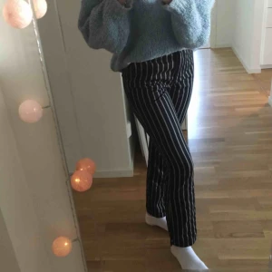  - Säljer mina älskade kostymbyxor från NA-KD pga att de är för korta tyvärr som ni kanske ser. Jag är 173 o de går en bit över hälen på mig, annars superbra och bekväma. Endast använda 5/6 gånger så de är i väldigt bra skick. Frakt ingår inte i priset