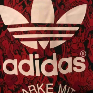  - Snygg tröja från adidas, i mycket gott skick.  Köparen står för frakt