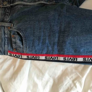  - super snygga Levi’s high waisted jeans!! Knappt använt!! Frakt ingår! 