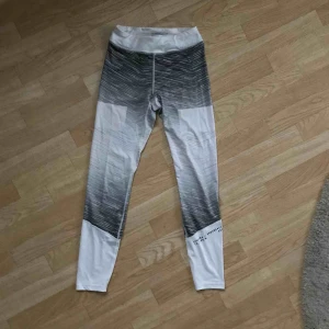  - SOC tights stl S. Höga i midjan. Aldrig använda.  Fri frakt! 