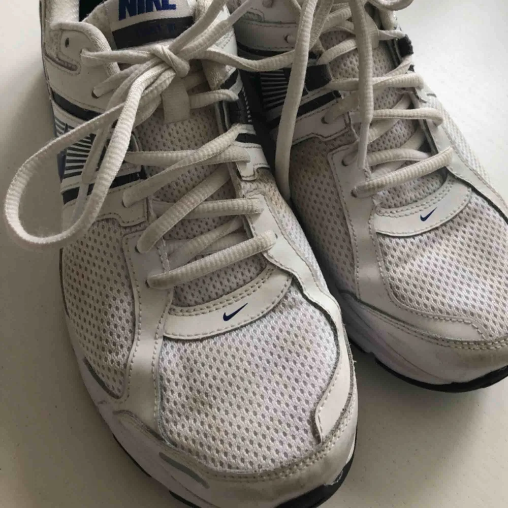 Vita träningsskor från Nike. Lite smutsiga men väldigt sällan använda och därför i väldigt bra skick. . Skor.