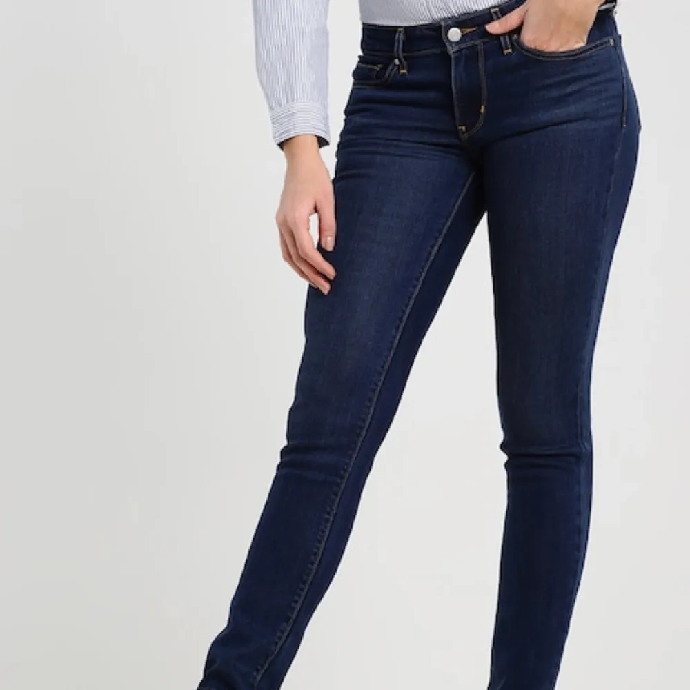 Säljer mina jättefina Levi's jeans som är inköpta i New York. Säljer då dom tyvärr är lite för små på mig. Använda väldigt lite, som nya! Superbra kvalité. Modellen heter 