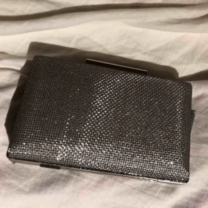  - Använd endast en kväll!!! Finns en sminkfläck inuti, men går enkelt att ta bort med rengöring. 