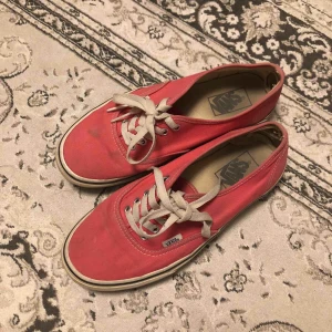  - Vansskor. Lite skitiga, men ändå snygga och hela.  Köparen står för frakt. 