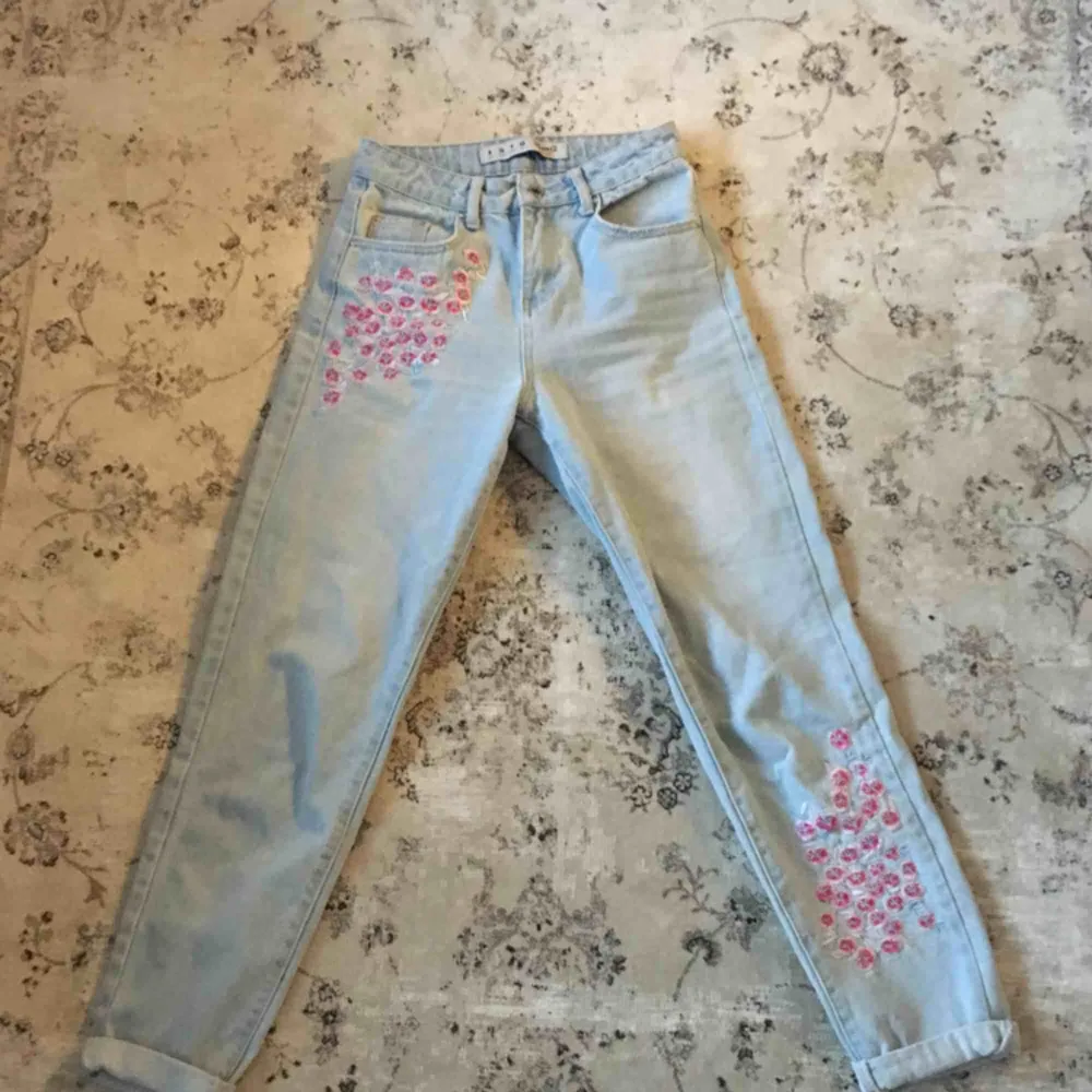 Sköna & snygga högmidjade Jeans i storlek 36. 200 kr inklusive frakt, skickas inom ett dygn. . Jeans & Byxor.