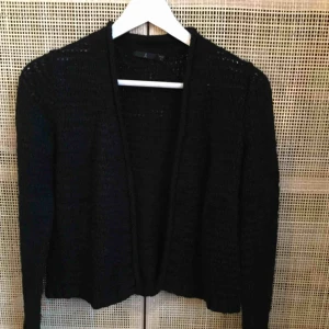  - 80% akryl 10% mohair 10% ull Ingen knäppning