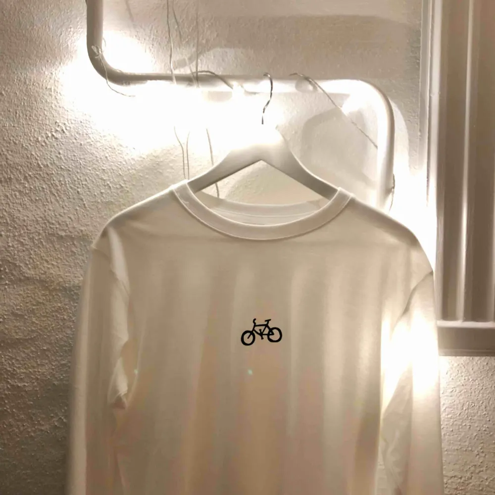 Cykla UF kallar vi oss och säljer långärmade T-shirts. Vi donerar 20% av vinsten till Team Rynkebys insamling till barncancerfonden ⭐️  Tröjan är av 100% miljövänlig bomull.  Pris: 199 kr. T-shirts.