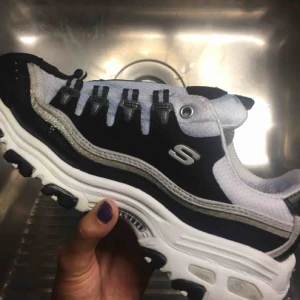  - Jättesnygga sneakers från skechers. Köparen står för frakt💘💘😘😘 jättebra kvalité 