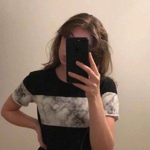  - En marmor t-shirt med dragkedja, köpt i Spanien. Storlek M & knappt använd! 