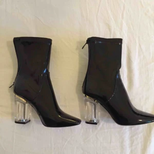  - Aldrig använda  Fint skick Har en liten skråma på ena skon, syns knappt men fick de så  Möts upp i Stockholm