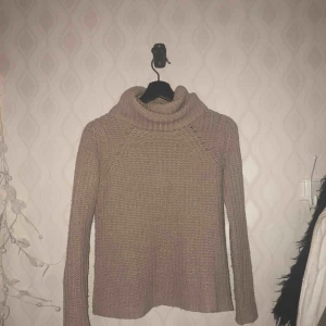  - Mysig beage polotröja från Bershka. Säljer pga för liten.