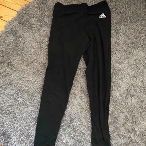  - Svarta träningsbyxor, sträcken är på baksidan.  Köpare står för frakt. 