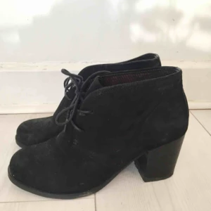  - Snygga skor från Vagabond, mocka i materialet. Knappt använda, bra skick. 