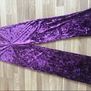  - Byxor från bikbok i sammetsmaterial