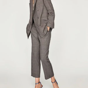  - Riktigt snygga rutiga kostymbyxor i rak modell. Höga i midjan vilket gör de riktigt smickrande, och fint croppade. Frakt tillkommer. 