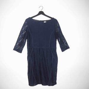 Mörkblå spetsklänning med dressade sömmar, stretch, dragkedja i ryggen