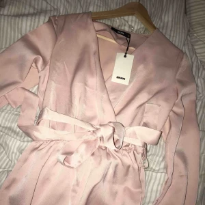  - Oanvänd jumpsuit med tags kvar, frakt på 50kr :) 