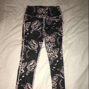  - 1 år gamla träningstights från odd molly. Nypris är 795 kr, mitt pris är 200 kr + frakt. Är i mycket bra skick, och storleken är normal :)