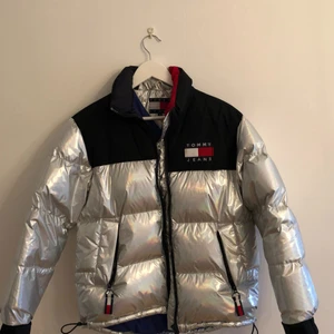  - Hilfiger Denim Tommy Jeans 90S Dunjacka Dam 🌸 storlek XS (passar S - M) 🌸 Använd enstaka gånger🌸 Köparen står för eventuell frakt 🌸 Hör gärna av dig så skickar jag fler bilder 🌸 Äkta 🌸
