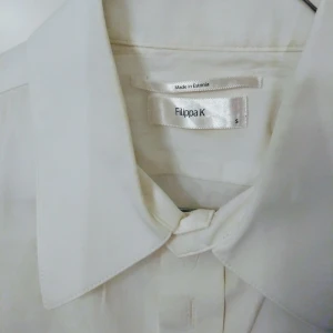  - Vit damskjorta från Filippa K. Just hämtad från kemtvätten, men behöver strykas en aning. I fint begagnat skick.