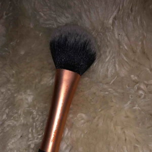  - real techniques puderborste i mycket bra skick! Den har använts en gång men har rengjort den ordentligt efter det och är därför som när jag köpte den. Frakt tillkommer och tar betalning via swish!