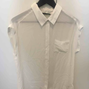  - Lös, vit halvtransparent blus. Oversize. Aldrig använd, 
