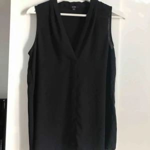  - Snygg och enkelt svart linne i blus material från Kiabi. Aldrig använd med lappen är borta. 