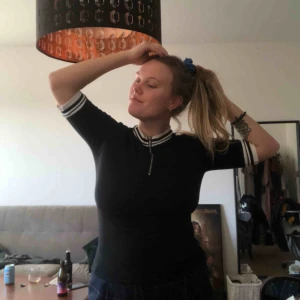  - Enkel svart t-shirt med snygga detaljer vid krage och ärmar! Har även en dragkedja som går att justera! 🖤 Köparen står för frakt! 🧡