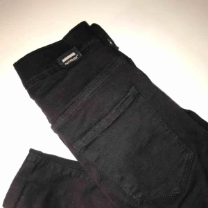  - Helt oanvända Dr Denim jeans. Högmidjade och svarta💗 