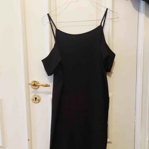  - Svart klänning med smal passform