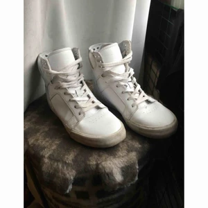  - Supra HI-tops. Använda mkt sparsamt. Kan vara den skönaste skon jag någonsin ägt. Använda mest inomhus.  Katt finns i hem, köpare betalar frakt om de ska skickas. Kan annars mötas upp i Göteborg/Partille. 