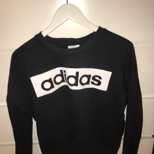  - Svart adidas sweatshirt. Säljer då den inte används längre. Den är i ett hyfsat skick. Fungerar till vardags samt träning:) Jag står för frakten. Möts upp i Karlskrona eller fraktas.(Swishbetalning) 