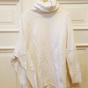  - Vit lång polotröja. Bred passform med smala armar. 