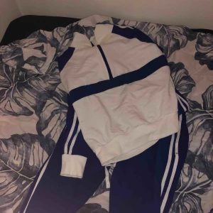  - Ett snyggt set från bikbok, original pris:500kr Säljer då den inte kommer till användning. Överdelen är i str. M och underdelen i str.L