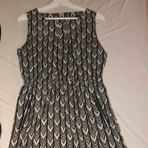  - En fin klänning i bra skick! Storlek: M. Säljes pga för stor för mig. Köparen står för frakten🌸