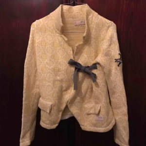  - Gul odd molly kofta, nästan aldrig använd, i ull. Skriv även om priset inte passar<3 så pratar vi om det 