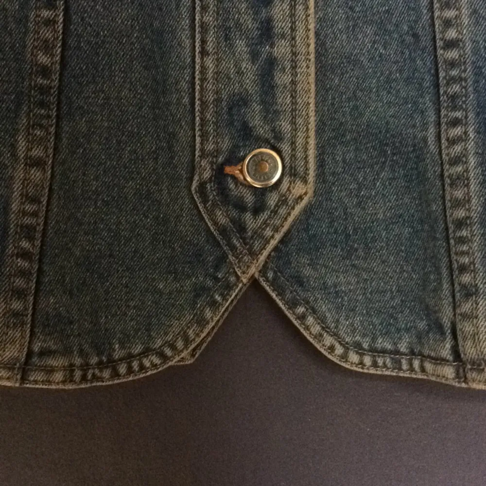Finfin jeans jacka! Finns ingen storlek i den men gissar att den är S/M
. Jackor.