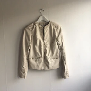  - Snygg beige skinnjacka, knappt använd!