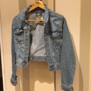  - En jeansjacka som sitter kroppsnära. Jackan är i superfint skick