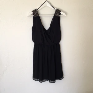  - Super snygg festklänning från Zara, använd 1gång